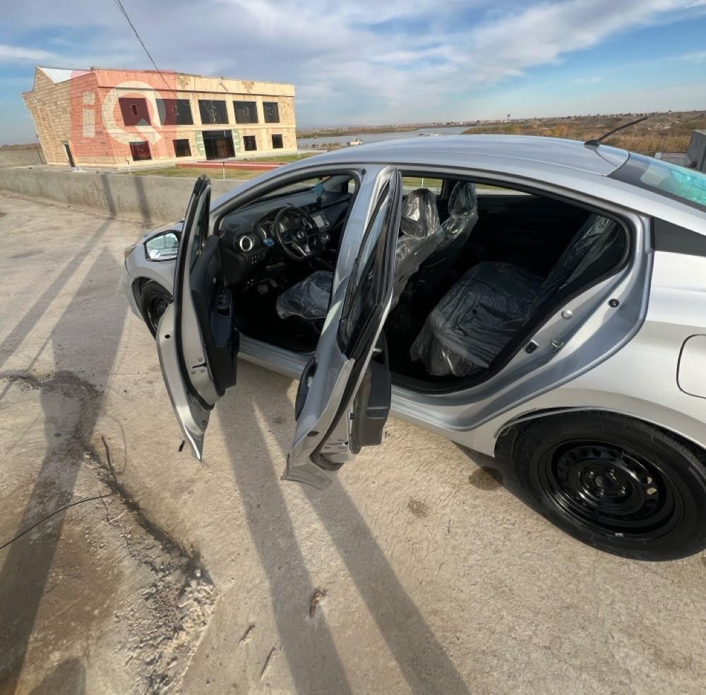 نيسان فيرسا